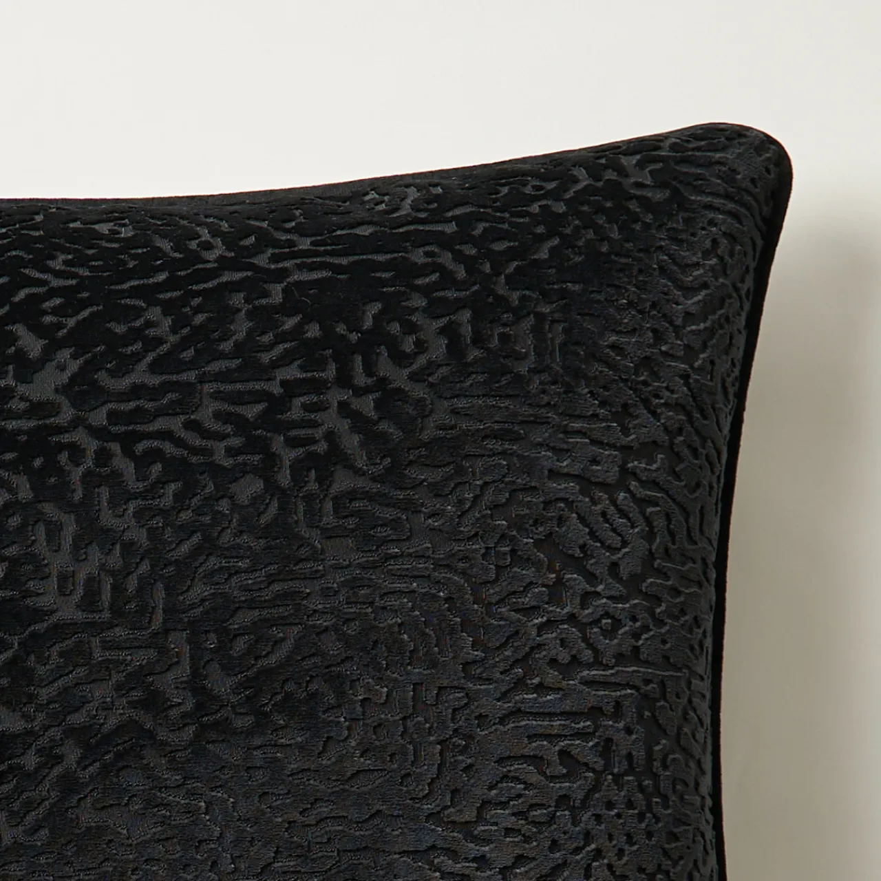 Z Gallerie Spotted Pillow 22" - Black> Textile Sale | Solid Pillows