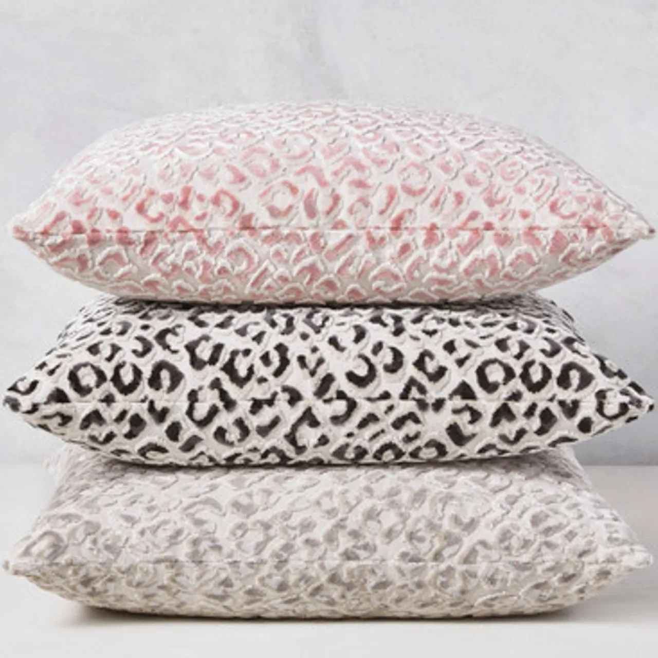 Z Gallerie Tess Pillow 22" - Black> Textile Sale | Patterned Pillows